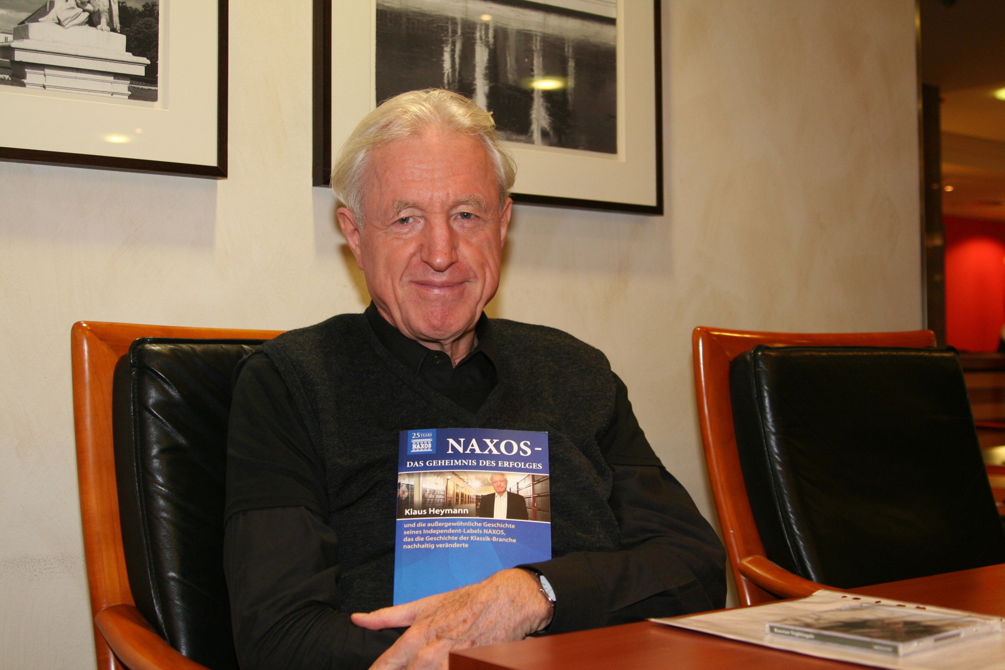Klaus Heymann mit seinem Buch "The Story of Naxos"