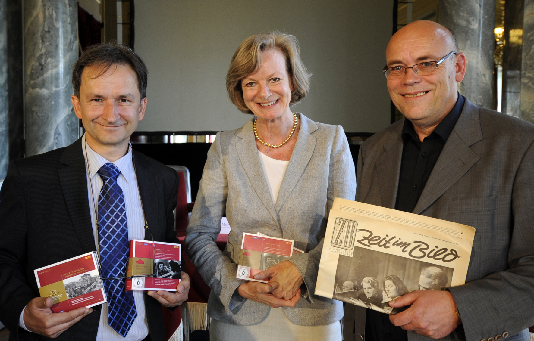 Günter Hänssler mit dem MDR-Hörfunk-Produzenten Steffen Lieberwirth und Ulrike Hessler, der Intendantin der Semperoper