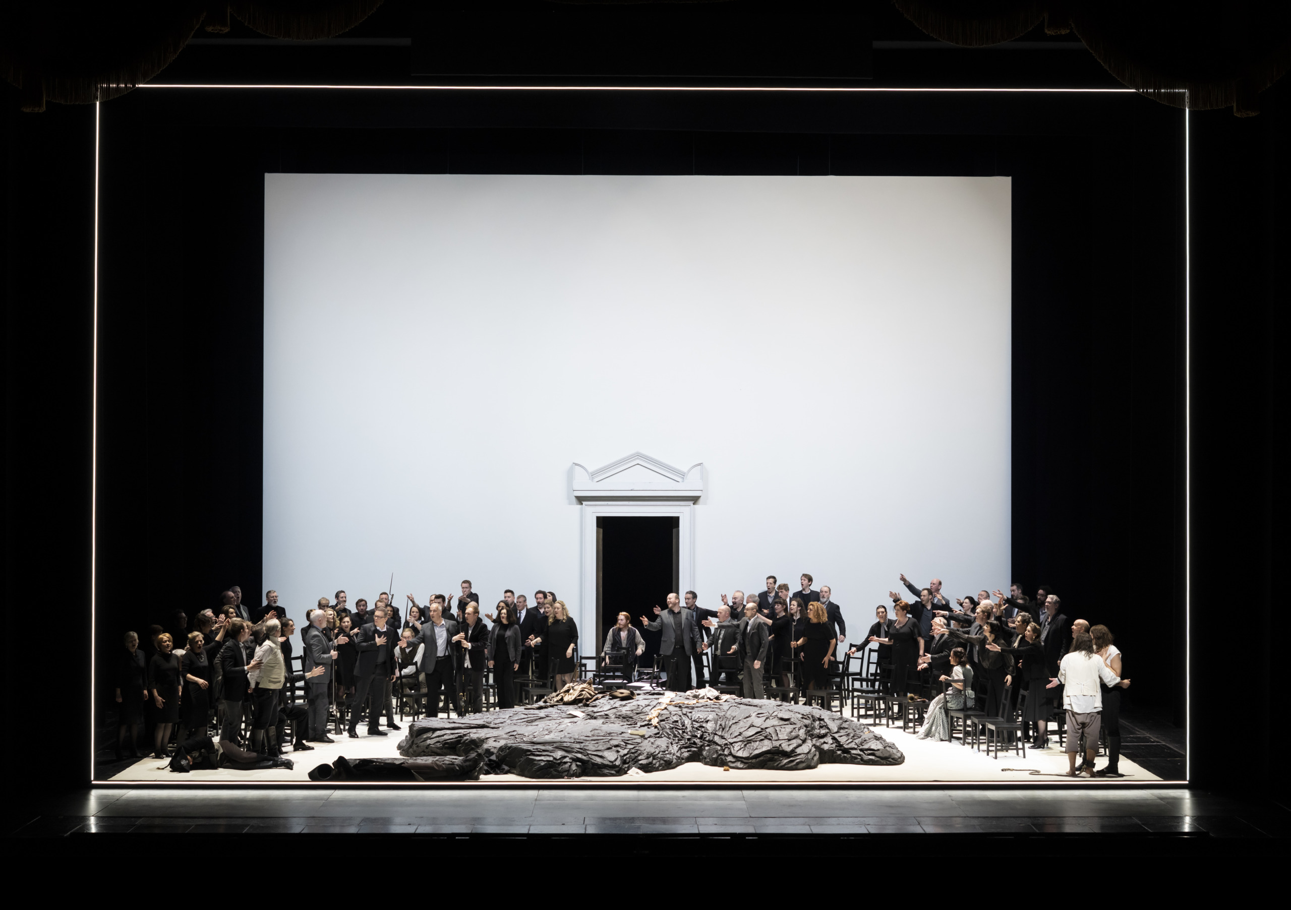 Der Chor in Kratzers Fidelio-Inszenierung am Royal Opera House