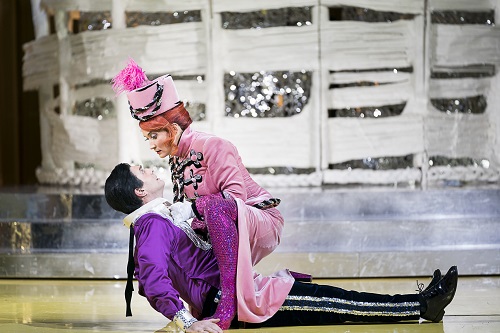 Szenenfoto mit Suza und Onkel Staschek aus Sebastian Ritschels Inszenierung der Operette "Polnische Hochzeit" von Joseph Beer