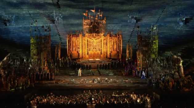 Franco Zeffirellis beeindruckendes Bühnenbild für seine Il-Trovatore-Inszenierung in der Arena di Verona 2001