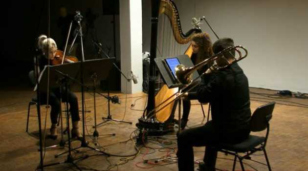 Spielendie Geigerin Zoé Pouri, die Harfenistin Alice Belugou und der Posaunist Francisco Olmedo