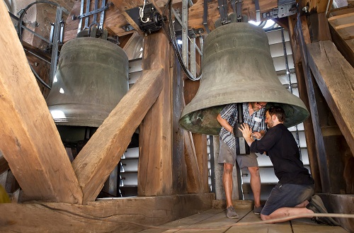 Peter Conradin Zumthor beim Präparieren der Glocken mit Gabriel Schneider