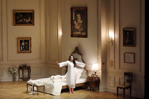 Marina Abramović in ihrer Opern-Performance 7 Deaths of Maria Callas auf der Bühne der Bayerischen Staatsoper