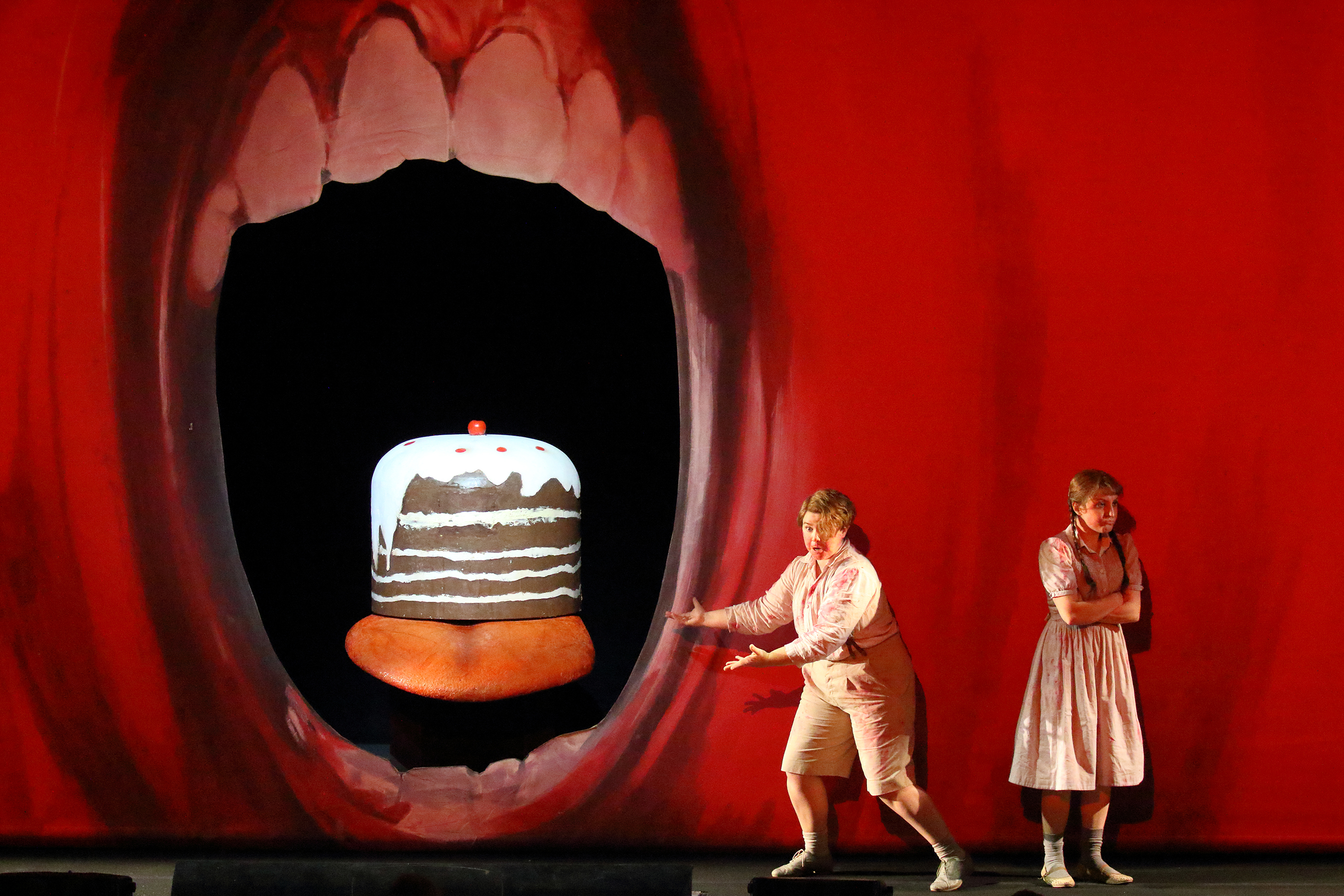 Kannibalismus ist das Thema von Richard Jones' Inszenierung der Oper "Hänsel und Gretel" an der Bayerischen Staatsoper
