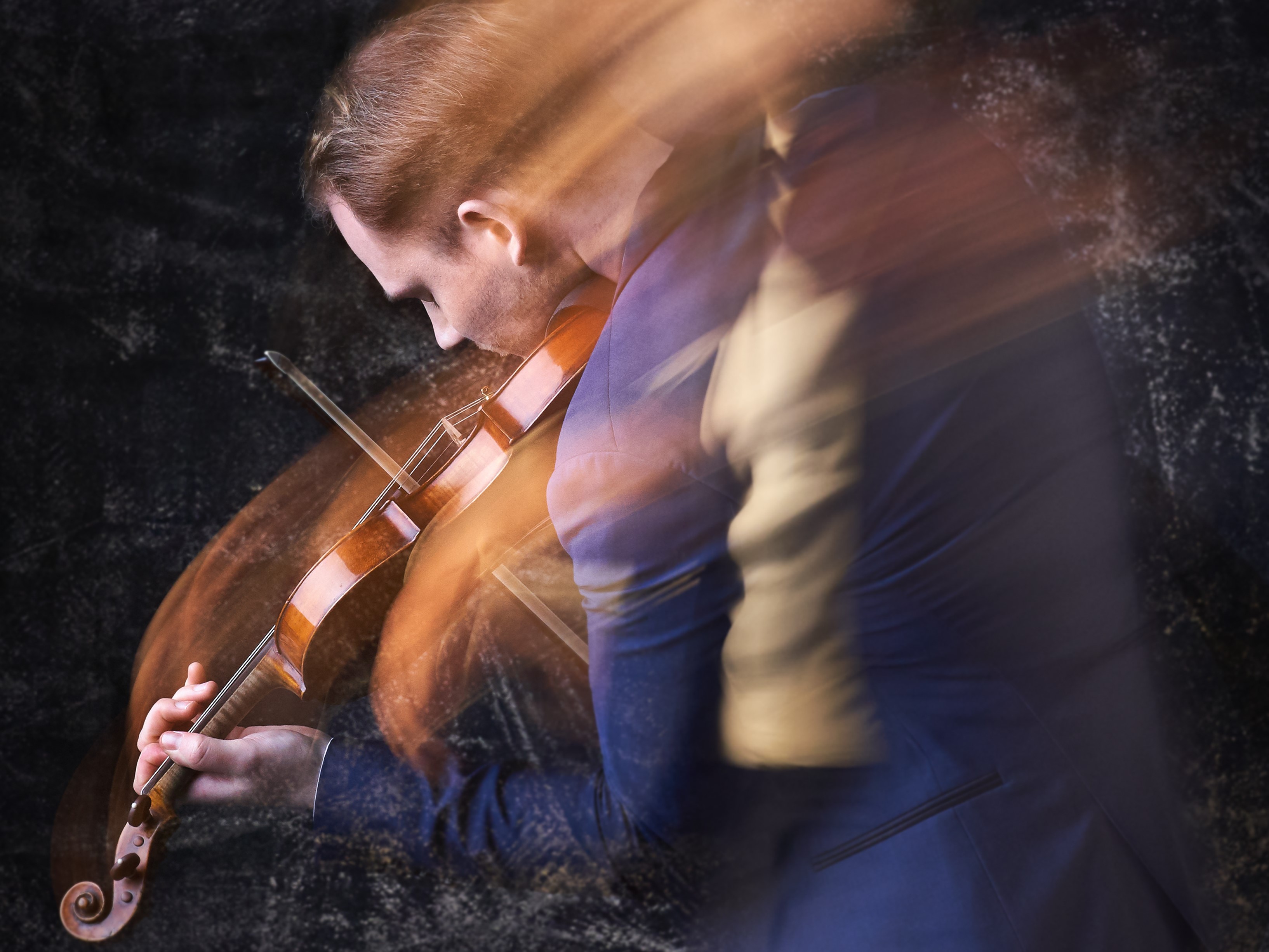 Niklas Liepe tanzt auf seiner Geige um Bach