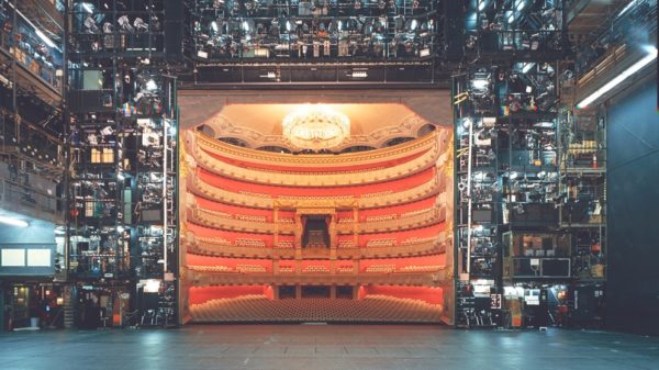 Blick von der Bühne aus auf den Zuschauerraum der Bayerischen Staatsoper