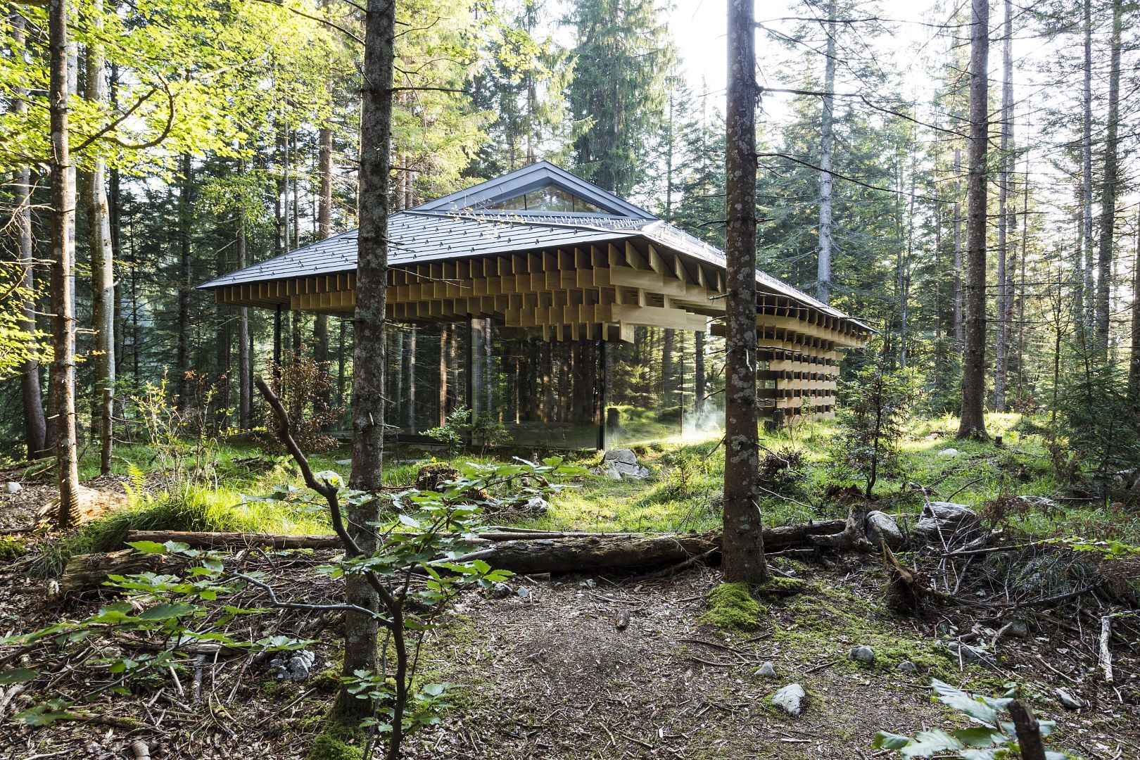 Das Meditationshaus im Wald des Hotels Kranzbach
