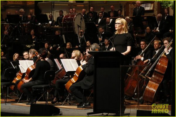 Die Schauspielerin Cate Blanchett dirigiert für ihren neuen Film die Dresdner Philharmoniker