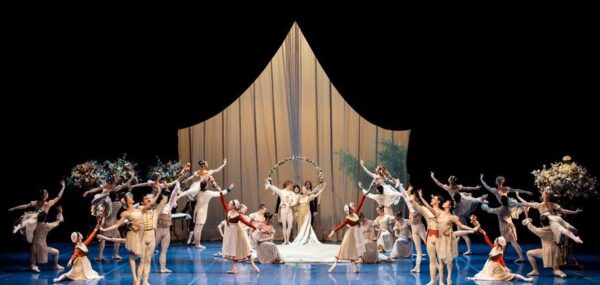 Szene aus John Neumeiers Ballett ein Sommernachtstraum