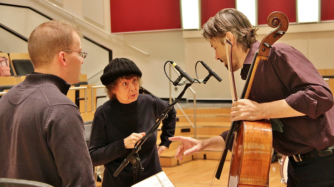 Sofia Gubaidulina mit dem Dirigenten Philipp Ahmann und dem Cellisten Ivan Monighetti 
