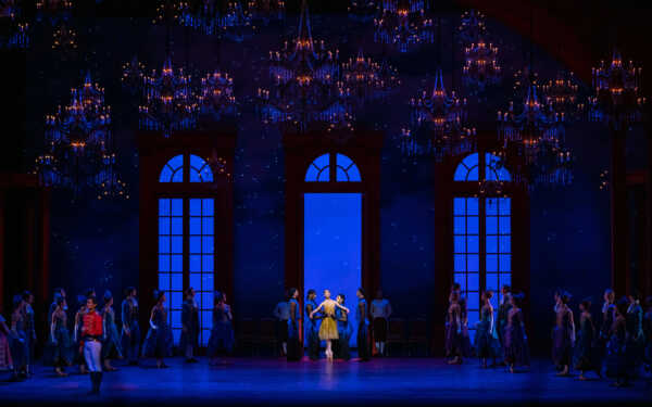 Szenenfoto vom Ballett Cinderella von Christopher Weehldon