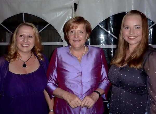Angela Merkel inmitten von Simone Schröder und Christiane Kohl 