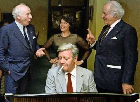 Walter Scheel, Helmut Schmidt und Rolf Liebermann, im Hintergrund: Jeanette Scovotti 