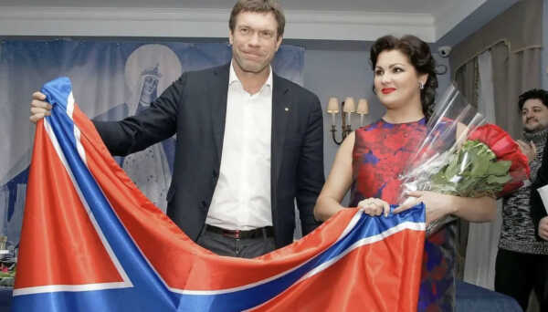 Anna Netrebko mit der Fahne von "Neurussland"