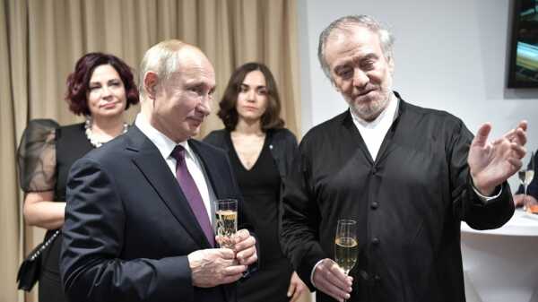 Wladimir Putin und Valery Gergiev mit Sektgläsern in Händen 