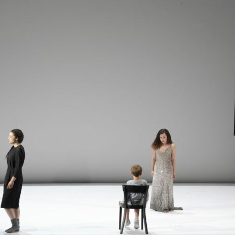 Domen Križaj (Sharpless), Kelsey Lauritano (Suzuki), Jakob Fritschi (Das Kind Dolore) und Heather Engebretson (Butterfly) in "Madama Butterfly", Oper Frankfurt 2022