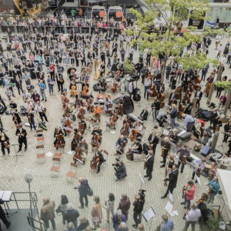 Flashmob BR-Symphonieorchester und andere Musiker in München, Leitung: Sir Simon Rattle