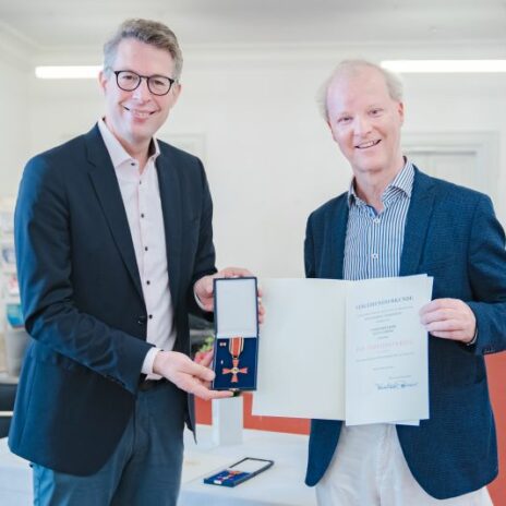 Bayerns Kunstminister Markus Blume (l.) überreicht Bundesverdienstkreuz an Musiker Kolja Lessing
