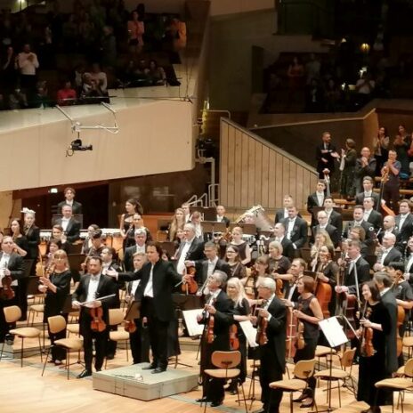 Odessa Philharmonic Orchestra mit Chefridigent Hobart Earle in der Berliner Philharmonie