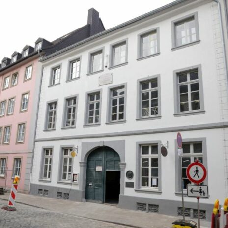 restaurierte Fassade des historischen Schumann-Hauses in Düsseldorf