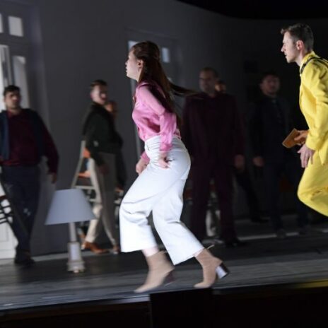 Hyoyoung Kim (Pamina), Danylo Matviienko (Papageno) und Ensemble in "Die Zauberflöte", Oper Frankfurt 2022