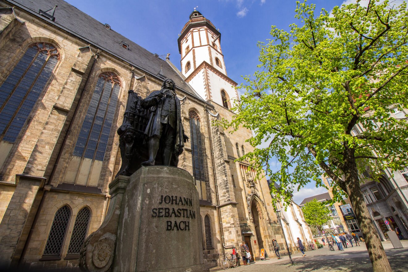 Das Bachdenkmal vor der Thomaskirche gilt der Erinnerung an Johann Sebastian Bach. © Tom Williger