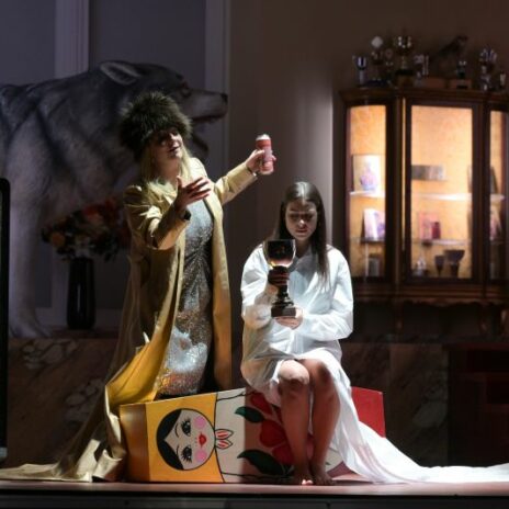 Claudia Mahnke (Die Fürstin) und Asmik Grigorian (Nastasja) in "Die Zauberin", Oper Frankfurt 2022