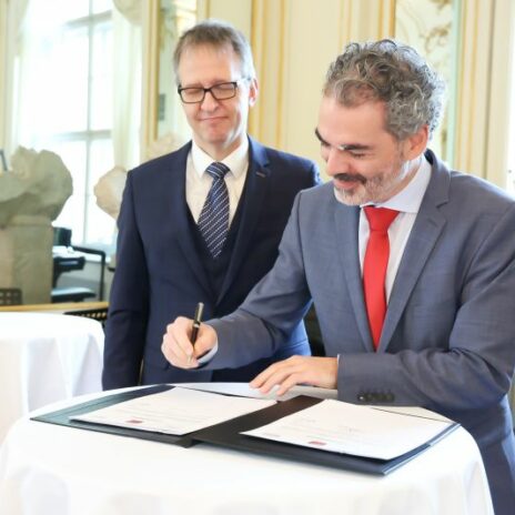 Vassilis Christopoulos unterzeichnet Vertrag als Chefdirigent der Oper Graz, mit Ulrich Lenz, designierter Intendant