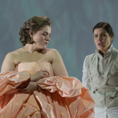 v.l.n.r. Kateryna Kasper (Angelica) und Zanda Švēde (Orlando) in "Orlando", Oper Frankfurt 2023