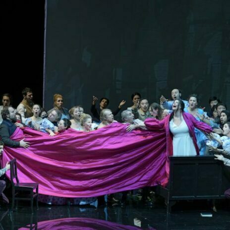 Jessica Pratt (Francesca; rechts im Bett stehend) und Chor der Oper Frankfurt in "Francesca da Rimini", Oper Frankfurt 2023