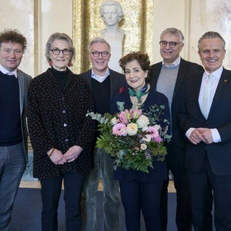 Ehrenmitgliedschaft der Oper Stuttgart an Helene Schneiderman, v.l.: Viktor Schoner, Pamela Rosenberg, Marc-Oliver-Hendriks, Helene Schneiderman, Arne Braun, Frank Nopper