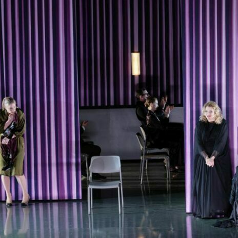 v.l.n.r. Jennifer Holloway (Chrysothemis) und Aile Asszonyi (Elektra) sowie im Hintergrund Ensemble in "Elektra", Oper Frankfurt 2023