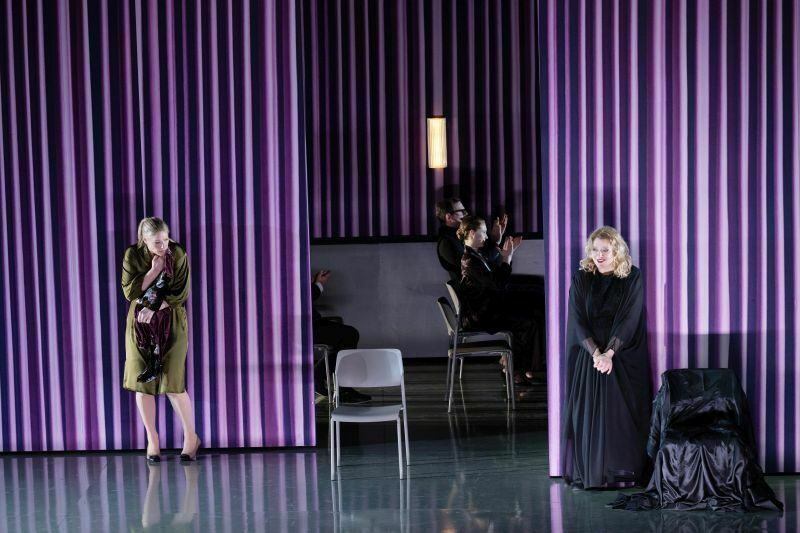 v.l.n.r. Jennifer Holloway (Chrysothemis) und Aile Asszonyi (Elektra) sowie im Hintergrund Ensemble in "Elektra", Oper Frankfurt 2023