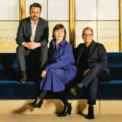 Komische Oper Berlin: Intendanten Susanne Moser und Philip Bröking mit Generalmusikdirektor James Gaffigan