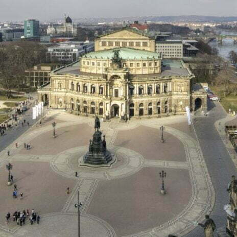 Semperoper Dresden mit Theaterplatz
