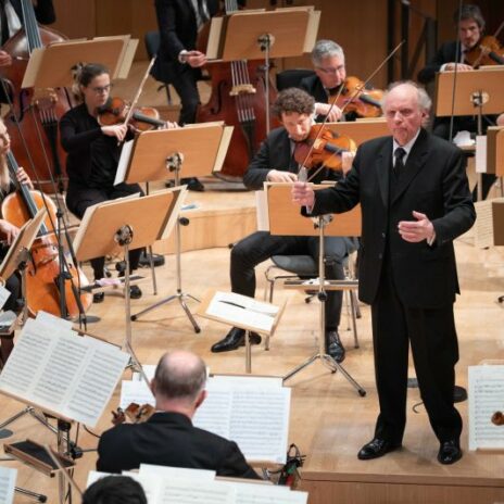 Marek Janowski mit der Dresdner Philharmonie in einem Konzert während der Corona-Pandemie