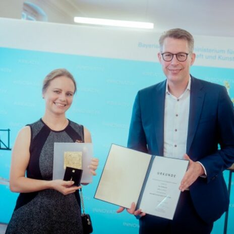 Bayerns Kunstminister Markus Blume verleiht Auszeichnung "Pro meritis scientiae et litterarum" an Julia Fischer
