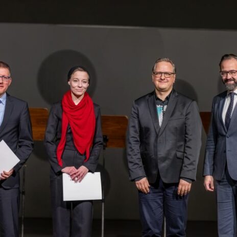 Verleihung Sächsischer Lehrpreis 2023: v.l.n.r. Preisträger Torsten Gonschorek, Sylvia Jurchen und Olaf Katzer mit Wissenschaftsminister Sebastian Gemkow