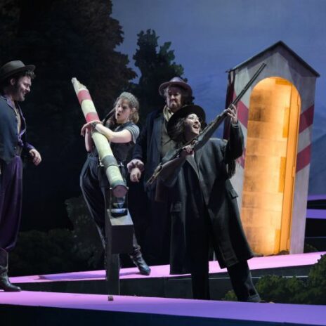 v.l.n.r. Gerard Schneider (Falsacappa), Elizabeth Reiter (Fiorella), Yves Saelens (Pietro) und Kelsey Lauritano (Fragoletto) in "Die Banditen", Oper Frankfurt 2024