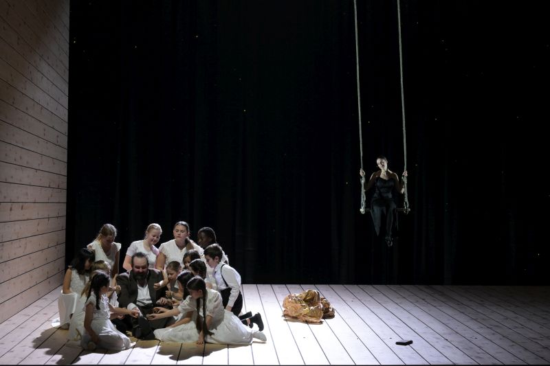 links AJ Glueckert (Görge) mit Kinderchor der Oper Frankfurt sowie im Hintergrund auf der Schaukel Zuzana Marková (Prinzessin Gertraud) in "Der Traumgörge", Oper Frankfurt 2024