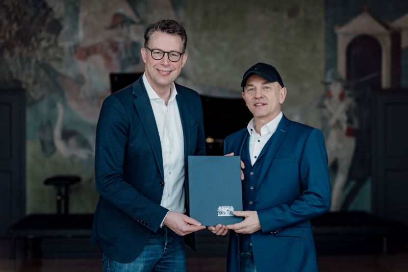 Kunstminister Markus Blume (l.) mit Intendant Josef Köpplinger bei der Vertragsverlängerung im Gärtnerplatztheater.