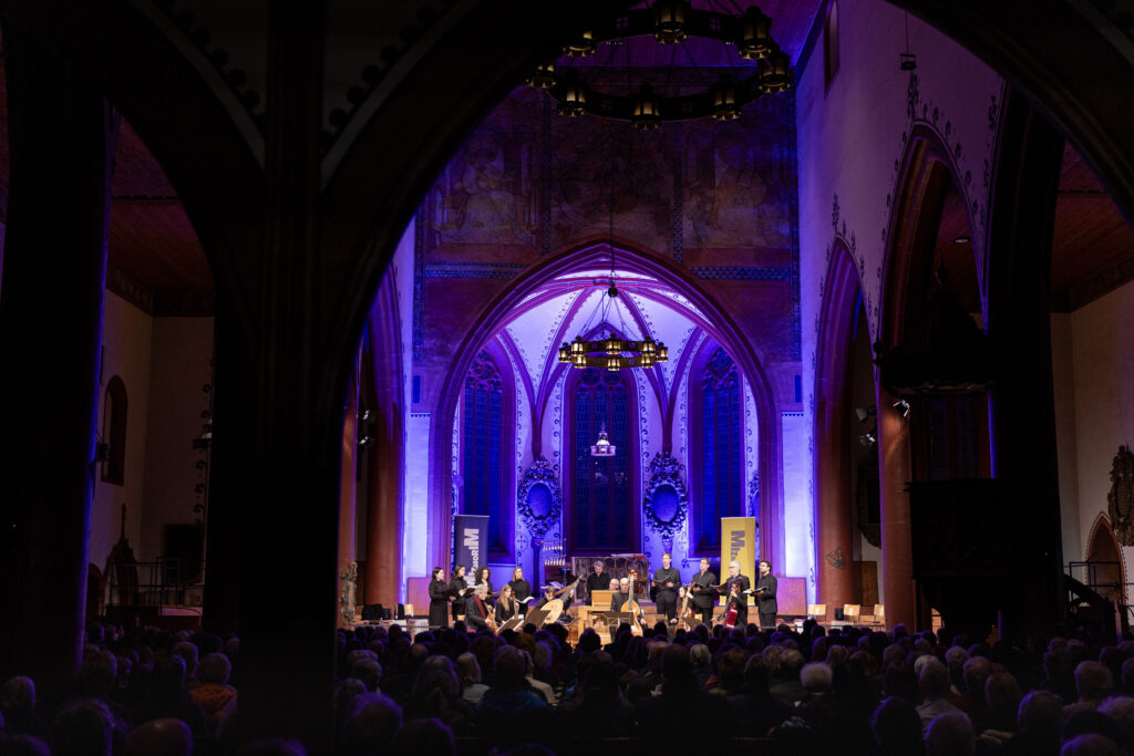Das ausverkaufte Abschlusskonzert in der Basler Martinskirche. Jordi Savall präsentierte mit der Capella Reial de Catalunya und dem Ensemble Hespèrion Musik, die den Frieden beschwor und unter die Haut ging.