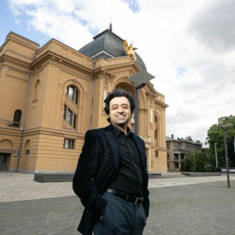 Ruben Gazarian vor dem Theater Gera