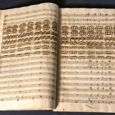 Georg Friedrich Händel, "Coronation Anthems" (1727). Zeitgenössische Abschrift der Partitur aus dem unmittelbaren Umkreis des Komponisten. Ausschnitt aus dem Anthem "Zadok the Priest" (HWV 258) mit dem ersten Einsatz der Chorstimmen