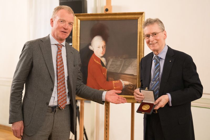 Verleihung Goldene Mozart-Medaille an Robert Levin (r.), mit Johannes Honsig-Erlenburg