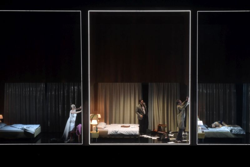 v.l.n.r. Dshamilja Kaiser (Venus), Domen Križaj (Wolfram von Eschenbach), Marco Jentzsch (Tannhäuser) und Henri Klein (Ein junger Student) in "Tannhäuser", Oper Frankfurt 2024