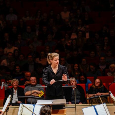 Tabita Berglund mit der Dresdner Philharmonie