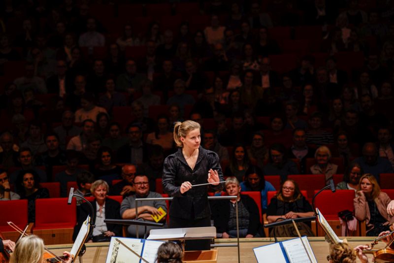 Tabita Berglund mit der Dresdner Philharmonie