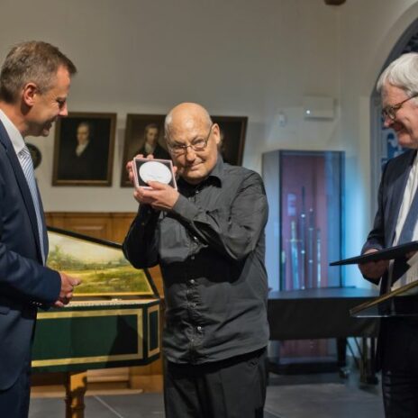 Verleihung Leipziger Bach-Medaille 2024 an Andreas Staier (M.), mit Torsten Bonew, Erster Bürgermeister und Finanz-Beigeordneter (l.), und Peter Wollny, Direktor des Bach-Archivs